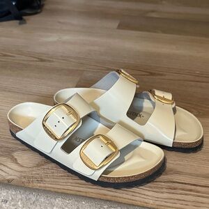 Birkenstock Arizona Big Buckle High Shine Sandal in White / Cream 8/8.5 39
